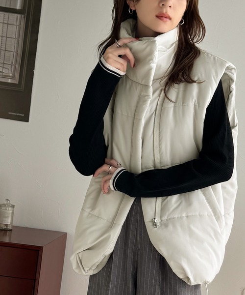 classicalelf（クラシカルエルフ）の「おしゃれ偏差値をUP。裾ドロストスタンドネック中綿ダウンベスト（ダウンベスト・レディース・ブラック/ライトグレー・MEDIUM/LARGE）」の2枚目の写真