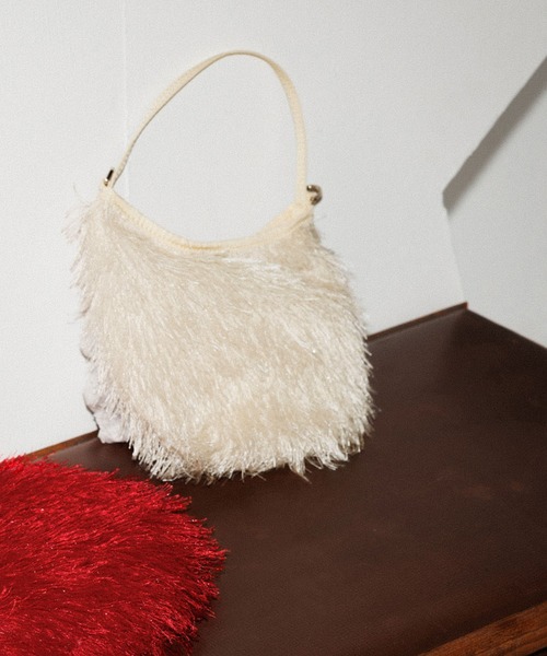 ADAM ET ROPE'(アダムエロペ)の「【サステナブル】フリンジミニチェーンバッグ(ショルダーバッグ・レディース・オフホワイト/レッド/ブラウン・FREE)」の2枚目の写真