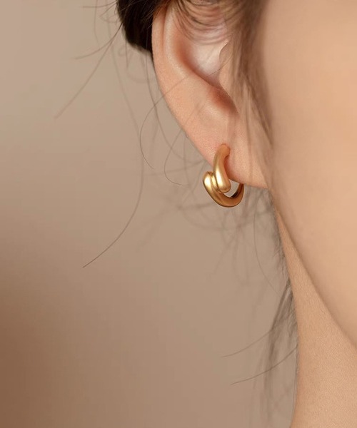 LA VORAGINE（ラ ヴォラジネ）の「アレルギー対応フープイヤリング（イヤリング・レディース・シルバー/ゴールド・FREE）」の2枚目の写真