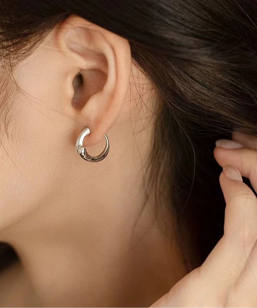 LA VORAGINE（ラ ヴォラジネ）の「アレルギー対応フープイヤリング（イヤリング・レディース・シルバー/ゴールド・FREE）」の6枚目の写真