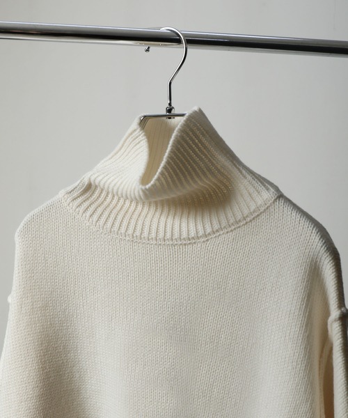 NILWAY(ニルウェイ)の「ライン オーバー ハイネック ニット(ニット/セーター・メンズ・チャコール/ブラウン/グリーン/アイボリー/ブラック・MEDIUM/LARGE)」の6枚目の写真