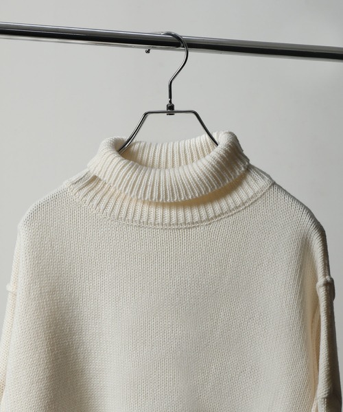 NILWAY(ニルウェイ)の「ライン オーバー ハイネック ニット(ニット/セーター・メンズ・チャコール/ブラウン/グリーン/アイボリー/ブラック・MEDIUM/LARGE)」の7枚目の写真