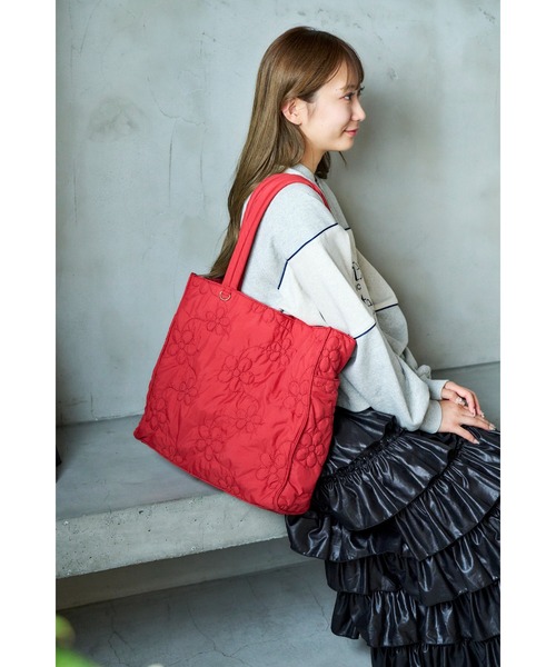 tiny tiny（ティニーティニー）の「フラワーキルトトートバッグM[tiny tiny(ティニーティニー)]（トートバッグ・レディース・ブラック/アイボリー/レッド/ライトブルー・0）」の4枚目の写真