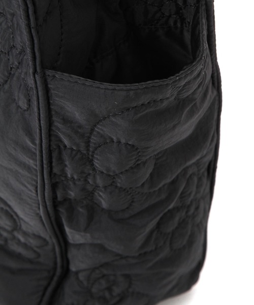 tiny tiny（ティニーティニー）の「フラワーキルトトートバッグM[tiny tiny(ティニーティニー)]（トートバッグ・レディース・ブラック/アイボリー/レッド/ライトブルー・0）」の14枚目の写真