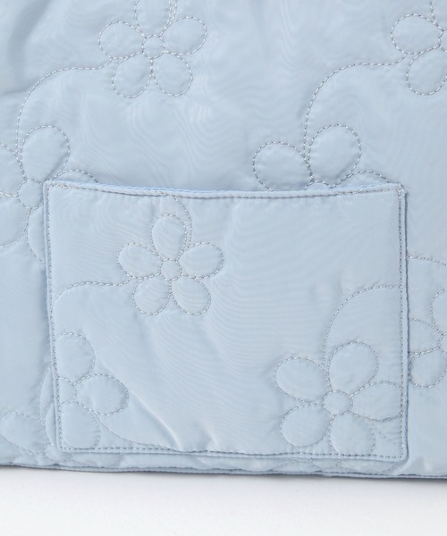 tiny tiny（ティニーティニー）の「フラワーキルトトートバッグM[tiny tiny(ティニーティニー)]（トートバッグ・レディース・ブラック/アイボリー/レッド/ライトブルー・0）」の5枚目の写真