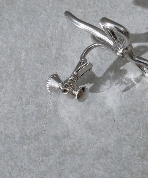 Actually（アクチュアリー）の「Ribbon Motif  Earring（リング・レディース・シルバー・フリー）」の5枚目の写真