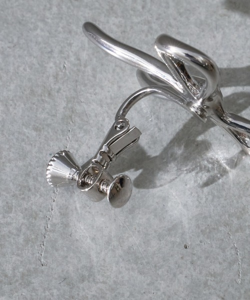Actually（アクチュアリー）の「Ribbon Motif  Earring（リング・レディース・シルバー・フリー）」の3枚目の写真