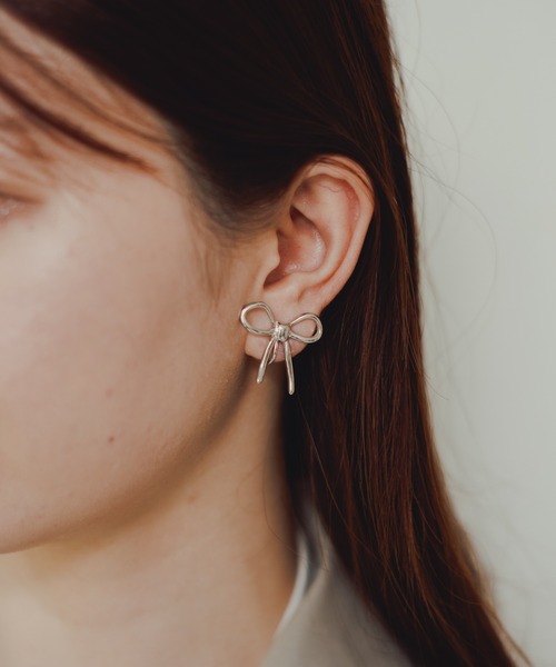 Actually（アクチュアリー）の「Ribbon Motif  Earring（リング・レディース・シルバー・フリー）」の2枚目の写真