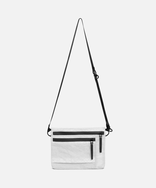 Aer(エアー)の「【Aer / エアー】 Simple Collection Simple Pouch(ショルダーバッグ・メンズ・ブラック/ホワイト・FREE)」の1枚目の写真