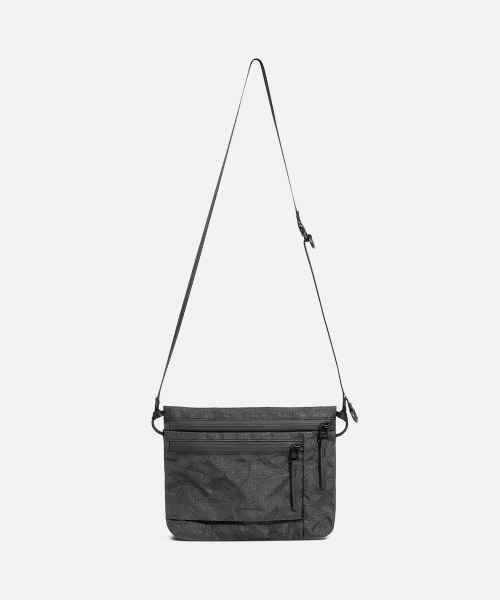 Aer(エアー)の「【Aer / エアー】 Simple Collection Simple Pouch(ショルダーバッグ・メンズ・ブラック/ホワイト・FREE)」の2枚目の写真