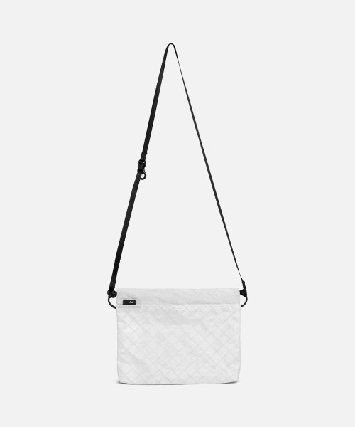 Aer(エアー)の「【Aer / エアー】 Simple Collection Simple Pouch(ショルダーバッグ・メンズ・ブラック/ホワイト・FREE)」の4枚目の写真