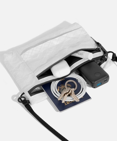 Aer(エアー)の「【Aer / エアー】 Simple Collection Simple Pouch(ショルダーバッグ・メンズ・ブラック/ホワイト・FREE)」の8枚目の写真