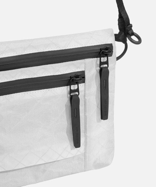 Aer(エアー)の「【Aer / エアー】 Simple Collection Simple Pouch(ショルダーバッグ・メンズ・ブラック/ホワイト・FREE)」の7枚目の写真