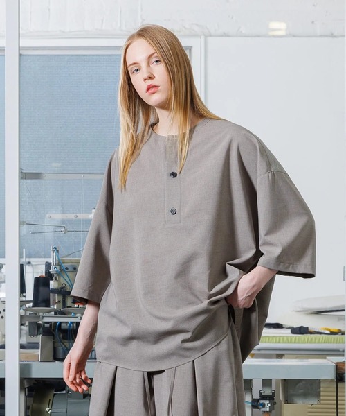 VOAAOV(ヴォアーブ)の「【VOAAOV】 MELANGE LINEN LIKE Henry Neck Pullover(シャツ/ブラウス・メンズ・グレー/ベージュ/チャコールグレー・2/1)」の6枚目の写真