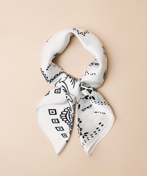 ARTIFICIAL SWEETENER(アーティフィシャル スウィートナー)の「【 ARTIFICIAL SWEETENER 】シルクタッチペイズリースカーフ(バンダナ/スカーフ・レディース・ホワイト系1/ブラック系1/グレー系1/ブラック系2/ブラウン/ブルー・FREE)」の2枚目の写真