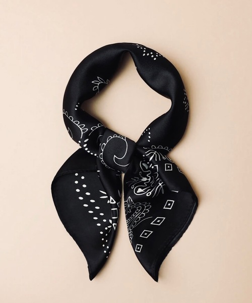 ARTIFICIAL SWEETENER(アーティフィシャル スウィートナー)の「【 ARTIFICIAL SWEETENER 】シルクタッチペイズリースカーフ(バンダナ/スカーフ・レディース・ホワイト系1/ブラック系1/グレー系1/ブラック系2/ブラウン/ブルー・FREE)」の3枚目の写真
