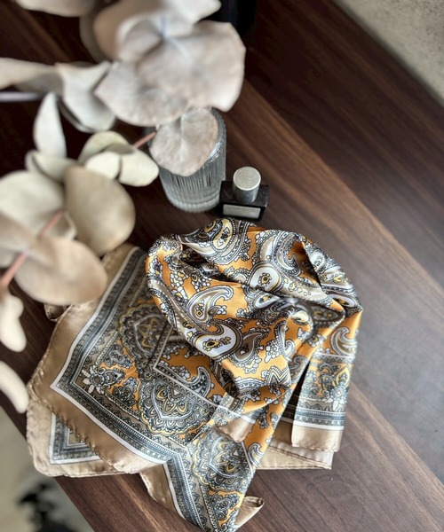 ARTIFICIAL SWEETENER(アーティフィシャル スウィートナー)の「【 ARTIFICIAL SWEETENER 】シルクタッチペイズリースカーフ(バンダナ/スカーフ・レディース・ホワイト系1/ブラック系1/グレー系1/ブラック系2/ブラウン/ブルー・FREE)」の5枚目の写真