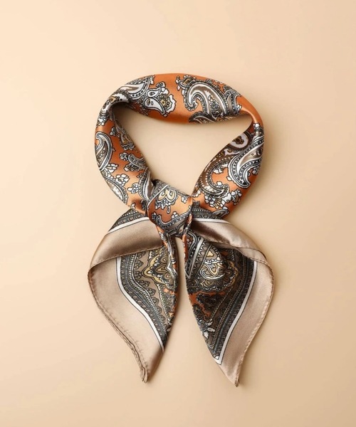 ARTIFICIAL SWEETENER(アーティフィシャル スウィートナー)の「【 ARTIFICIAL SWEETENER 】シルクタッチペイズリースカーフ(バンダナ/スカーフ・レディース・ホワイト系1/ブラック系1/グレー系1/ブラック系2/ブラウン/ブルー・FREE)」の10枚目の写真