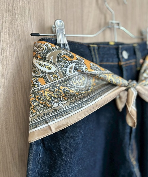 ARTIFICIAL SWEETENER(アーティフィシャル スウィートナー)の「【 ARTIFICIAL SWEETENER 】シルクタッチペイズリースカーフ(バンダナ/スカーフ・レディース・ホワイト系1/ブラック系1/グレー系1/ブラック系2/ブラウン/ブルー・FREE)」の12枚目の写真