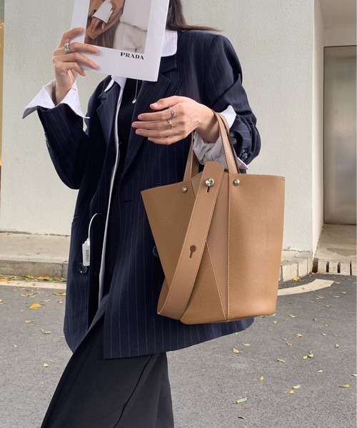 LA VORAGINE(ラ ヴォラジネ)の「バケットショルダーバッグ(ショルダーバッグ・レディース・ブラック/ベージュ/パープル/マスタード・FREE)」の1枚目の写真