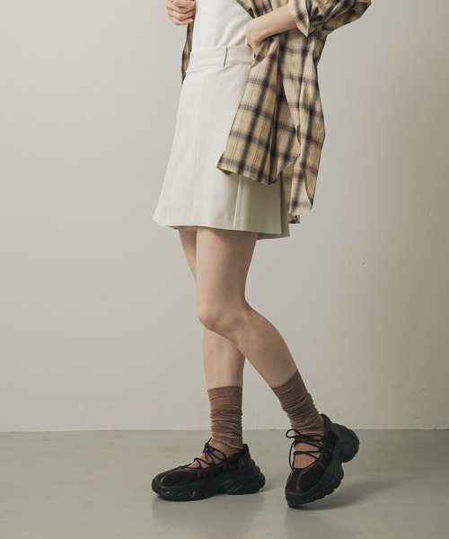 SENSE OF PLACE by URBAN RESEARCH（センスオブプレイスバイアーバンリサーチ）の「タックショートパンツ（その他パンツ・レディース・チャコールグレー/アイボリー・MEDIUM/SMALL）」の2枚目の写真