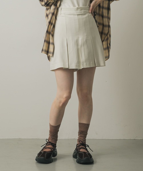 SENSE OF PLACE by URBAN RESEARCH（センスオブプレイスバイアーバンリサーチ）の「タックショートパンツ（その他パンツ・レディース・チャコールグレー/アイボリー・MEDIUM/SMALL）」の3枚目の写真