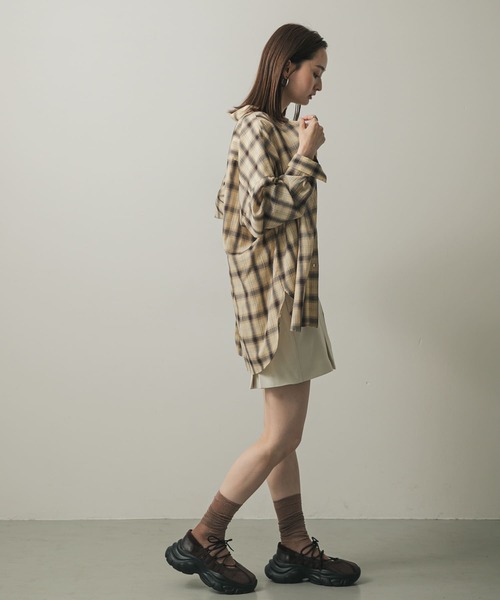 SENSE OF PLACE by URBAN RESEARCH（センスオブプレイスバイアーバンリサーチ）の「タックショートパンツ（その他パンツ・レディース・チャコールグレー/アイボリー・MEDIUM/SMALL）」の5枚目の写真