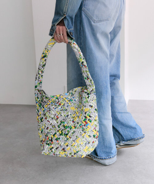 FEEL AND TASTE（フィールアンドテイスト）の「【FEEL AND TASTE（フィールアンドテイスト）】weaving one-shoulder M print/ワンショルダーバッグ（ショルダーバッグ・レディース・ブラック/ライトグレー/イエロー・FREE）」の2枚目の写真