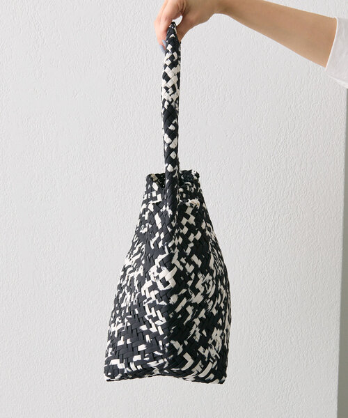 FEEL AND TASTE（フィールアンドテイスト）の「【FEEL AND TASTE（フィールアンドテイスト）】weaving one-shoulder M print/ワンショルダーバッグ（ショルダーバッグ・レディース・ブラック/ライトグレー/イエロー・FREE）」の5枚目の写真