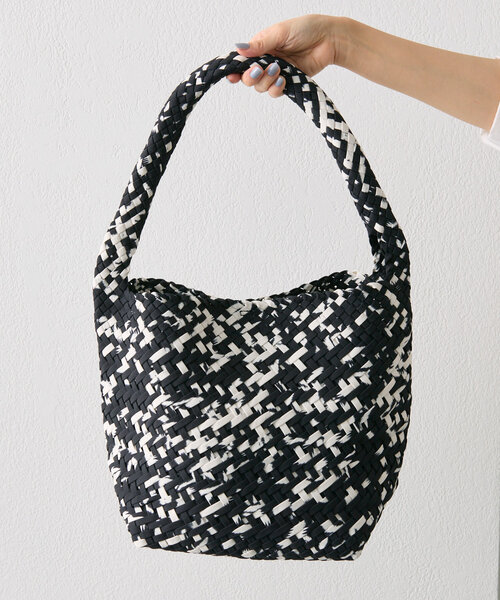 FEEL AND TASTE（フィールアンドテイスト）の「【FEEL AND TASTE（フィールアンドテイスト）】weaving one-shoulder M print/ワンショルダーバッグ（ショルダーバッグ・レディース・ブラック/ライトグレー/イエロー・FREE）」の6枚目の写真