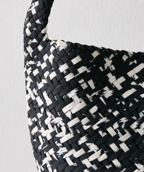 FEEL AND TASTE（フィールアンドテイスト）の「【FEEL AND TASTE（フィールアンドテイスト）】weaving one-shoulder M print/ワンショルダーバッグ（ショルダーバッグ・レディース・ブラック/ライトグレー/イエロー・FREE）」の8枚目の写真