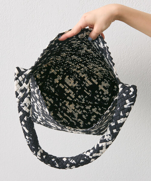 FEEL AND TASTE（フィールアンドテイスト）の「【FEEL AND TASTE（フィールアンドテイスト）】weaving one-shoulder M print/ワンショルダーバッグ（ショルダーバッグ・レディース・ブラック/ライトグレー/イエロー・FREE）」の12枚目の写真