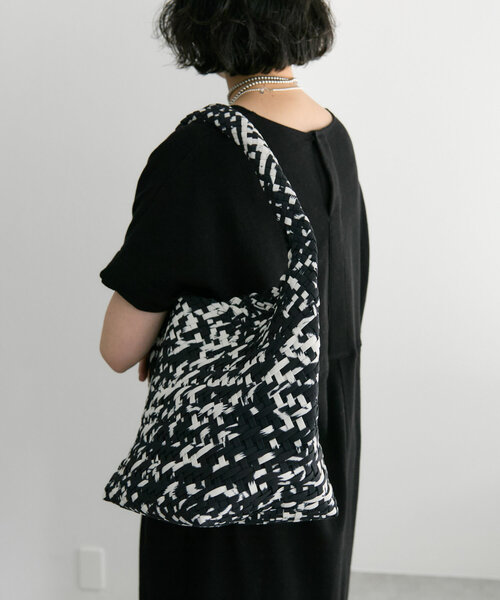 FEEL AND TASTE（フィールアンドテイスト）の「【FEEL AND TASTE（フィールアンドテイスト）】weaving one-shoulder M print/ワンショルダーバッグ（ショルダーバッグ・レディース・ブラック/ライトグレー/イエロー・FREE）」の21枚目の写真