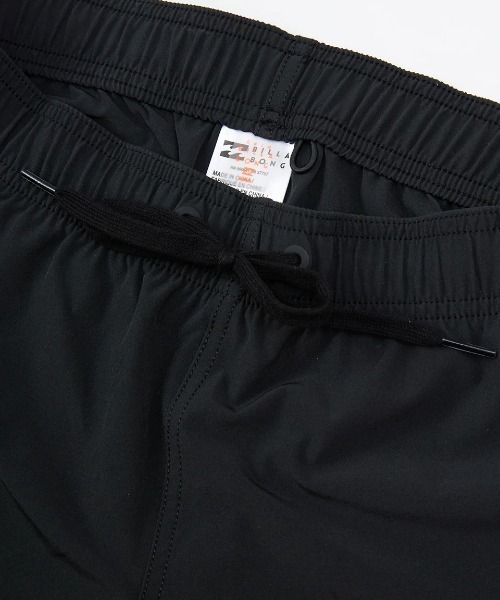 BILLABONG（ビラボン）の「BILLABONG レディース SIDE LOGO TAPE SOLID SHORT BOARDSHORTS ボードショーツ 【2025年春夏モデル】/ビラボンサーフトランクス・ボードショーツ(水着)（水着・レディース・ブラック・MEDIUM/LARGE）」の6枚目の写真