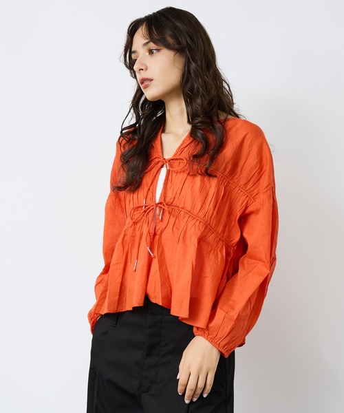 Rouge vif la cle（ルージュヴィフラクレ）の「【Le Melange/ル・メランジュ】コットンギャザーブラウス/ギャザー/リボン/機能素材【WEB限定】（シャツ/ブラウス・レディース・ホワイト/イエロー/オレンジ/ブラック・フリー）」の4枚目の写真