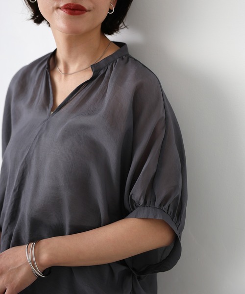 Floran(フローラン)の「レーヨンシアースキッパーブラウス(シャツ/ブラウス・レディース・ブラック/チャコールグレー/オフホワイト・MEDIUM)」の6枚目の写真