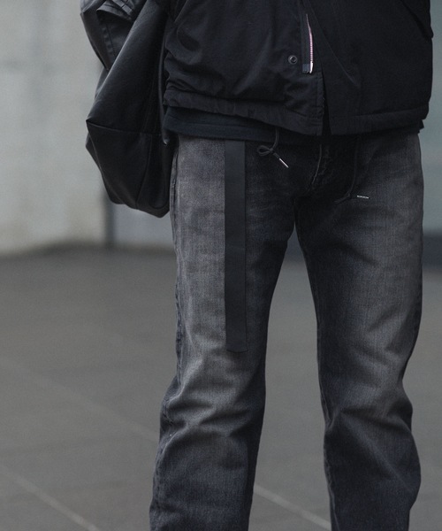 ATTACHMENT（アタッチメント）の「13OZデニム ストレートジーンズ / 13OZ DENIM STRAIGHT JEANS（デニムパンツ・メンズ・ブラック/ライトインディゴブルー・3/2/1）」の9枚目の写真