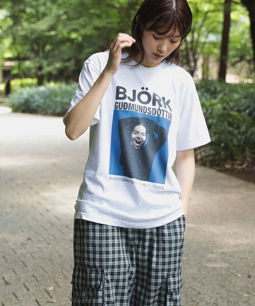 BEAMS T（ビームスティー）の「【別注】Kevin Cummins  /「Bjork」Photo T ③（Tシャツ/カットソー・メンズ・ライトグレー・S/M/L/XL）」の13枚目の写真