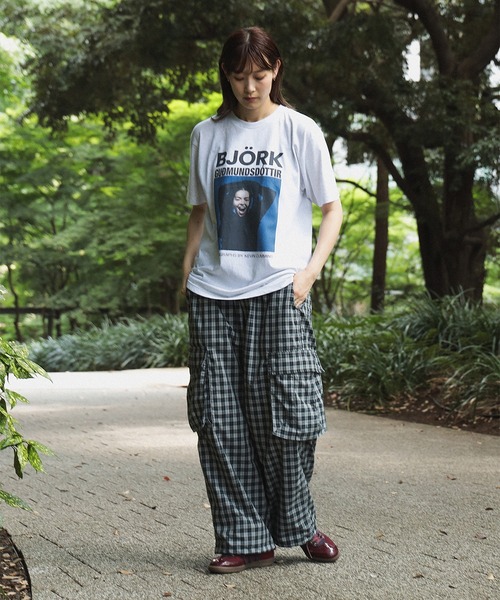 BEAMS T（ビームスティー）の「【別注】Kevin Cummins  /「Bjork」Photo T ③（Tシャツ/カットソー・メンズ・ライトグレー・S/M/L/XL）」の4枚目の写真