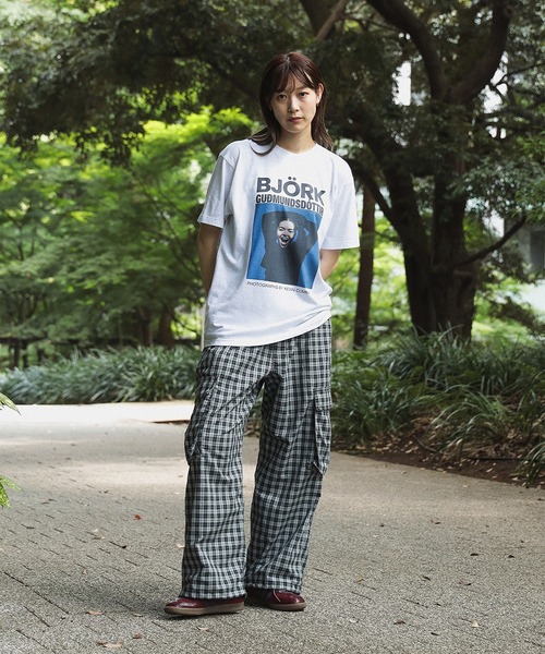 BEAMS T（ビームスティー）の「【別注】Kevin Cummins  /「Bjork」Photo T ③（Tシャツ/カットソー・メンズ・ライトグレー・S/M/L/XL）」の3枚目の写真