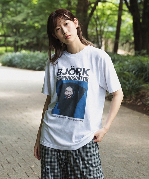 BEAMS T（ビームスティー）の「【別注】Kevin Cummins  /「Bjork」Photo T ③（Tシャツ/カットソー・メンズ・ライトグレー・S/M/L/XL）」の5枚目の写真