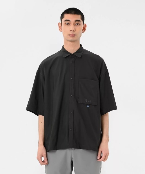 NEW BALANCE(ニューバランス)の「New Balance Oversized Short Sleeve Shirt(ニューバランス オーバーサイズ ショートスリーブ シャツ)(シャツ/ブラウス・メンズ・ブラック系/グレー系/グリーン系・X-LARGE/MEDIUM/LARGE)」の2枚目の写真