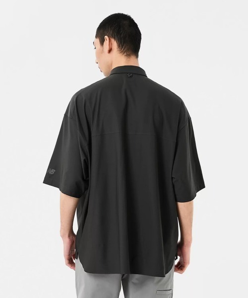 NEW BALANCE(ニューバランス)の「New Balance Oversized Short Sleeve Shirt(ニューバランス オーバーサイズ ショートスリーブ シャツ)(シャツ/ブラウス・メンズ・ブラック系/グレー系/グリーン系・X-LARGE/MEDIUM/LARGE)」の20枚目の写真
