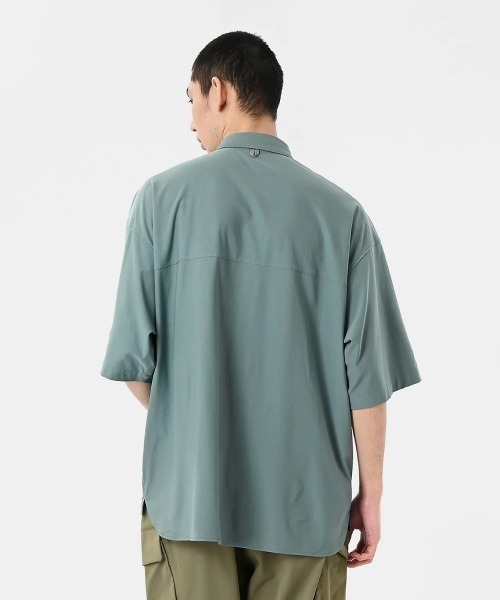 NEW BALANCE(ニューバランス)の「New Balance Oversized Short Sleeve Shirt(ニューバランス オーバーサイズ ショートスリーブ シャツ)(シャツ/ブラウス・メンズ・ブラック系/グレー系/グリーン系・X-LARGE/MEDIUM/LARGE)」の13枚目の写真