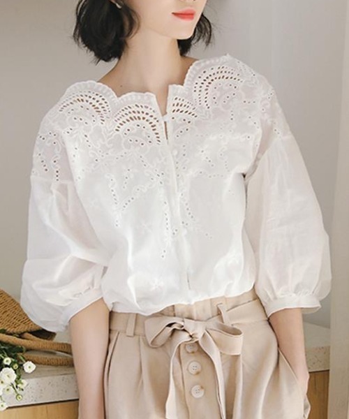 gossip!ロサンゼルス(ゴシップロサンゼルス)の「襟元波型レース透かし刺繍コットンレース クラシックシルエットバルーンスリーブブラウス(シャツ/ブラウス・レディース・ホワイト・S/L/M)」の1枚目の写真
