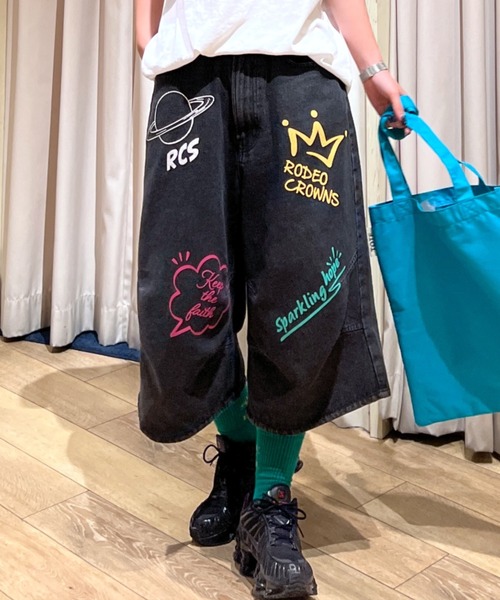 RODEO CROWNS WIDE BOWL(ロデオクラウンズワイドボウル)の「ラクガキバミューダデニムパンツ(デニムパンツ・メンズ・ブラック/ライトブルー・MEDIUM/LARGE)」の7枚目の写真