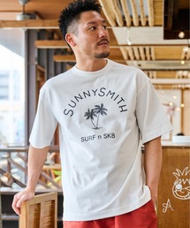 ヤシの木アーチロゴプリントTシャツ