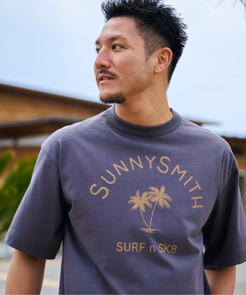 Sunny Smith(サニースミス)の「ヤシの木アーチロゴプリントTシャツ(Tシャツ/カットソー・メンズ・スミクロ/ホワイト・LARGE/MEDIUM)」の1枚目の写真