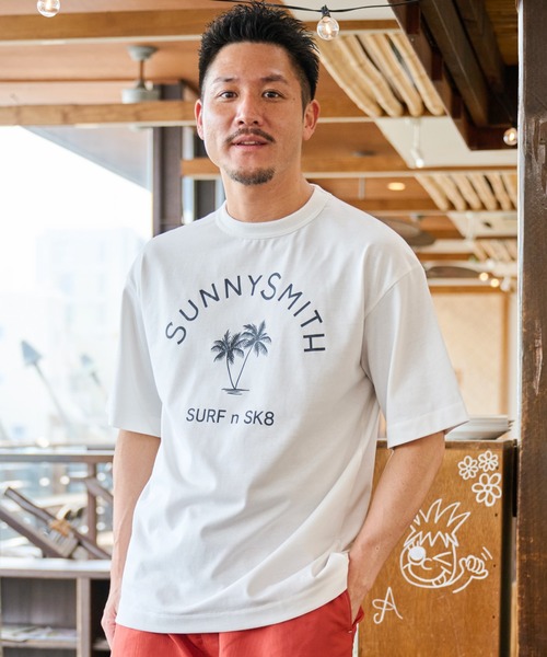 Sunny Smith(サニースミス)の「ヤシの木アーチロゴプリントTシャツ(Tシャツ/カットソー・メンズ・スミクロ/ホワイト・LARGE/MEDIUM)」の9枚目の写真