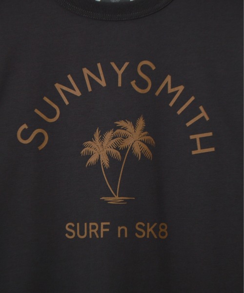 Sunny Smith(サニースミス)の「ヤシの木アーチロゴプリントTシャツ(Tシャツ/カットソー・メンズ・スミクロ/ホワイト・LARGE/MEDIUM)」の3枚目の写真